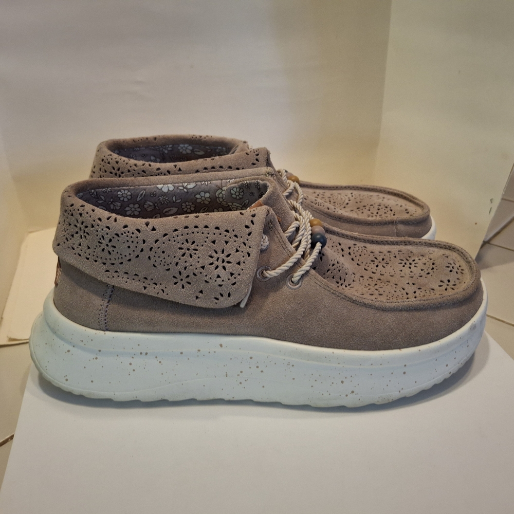 Hey Dude Women's Beige Moccasins Boots with Beads - Picture 12 of 13